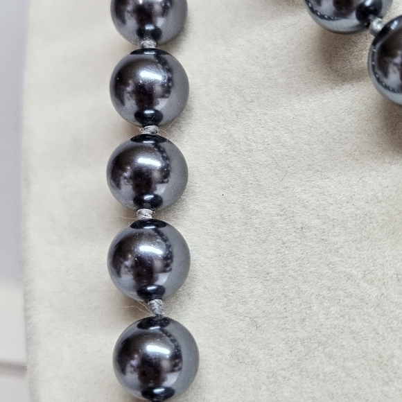 VINTAGE Trifari Grey Black Faux Pearl Beaded Long Necklace Hidden Box Clasp - Picture 3 of 6